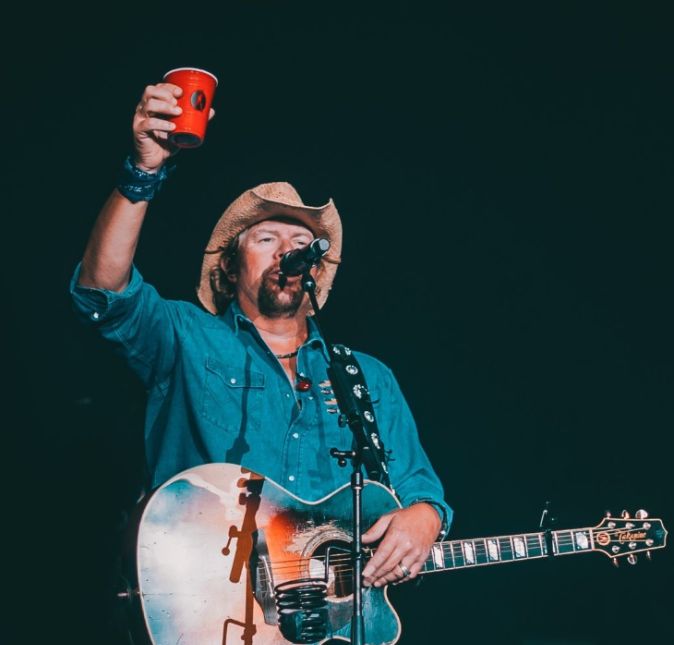 Os famosos vivem mostrando os momentos de glamour pelos quais passam por conta de suas carreiras. Mas nem tudo na vida é festa. Prova disso são as celebridades que já levantaram publicamente a bandeira da luta contra doenças. Toby Keith é conhecido no mundo da música por ser um grande astro do Country americano e em seu Instagram, o músico revelou que está em tratamento contra um câncer de estômago: No outono passado, fui diagnosticado com câncer de estômago. Passei os últimos seis meses recebendo quimioterapia, radiação e cirurgia. Até agora tudo bem. Preciso de tempo para respirar, recuperar e relaxar. Estou ansioso para passar este tempo com minha família. Mas vou ver os fãs mais cedo ou mais tarde. Mal posso esperar. Os fãs deixaram mensagens de apoio nos comentários desejando uma boa recuperação para o músico. A seguir, confira mais famosos que já abriram o jogo sobre seu estado de saúde. Os famosos vivem mostrando os momentos de glamour pelos quais passam por conta de suas carreiras. Mas nem tudo na vida é festa. Prova disso são as celebridades que já levantaram publicamente a bandeira da luta contra doenças. Toby Keith é conhecido no mundo da música por ser um grande astro do Country americano e em seu Instagram, o músico revelou que está em tratamento contra um câncer de estômago: No outono passado, fui diagnosticado com câncer de estômago. Passei os últimos seis meses recebendo quimioterapia, radiação e cirurgia. Até agora tudo bem. Preciso de tempo para respirar, recuperar e relaxar. Estou ansioso para passar este tempo com minha família. Mas vou ver os fãs mais cedo ou mais tarde. Mal posso esperar. Os fãs deixaram mensagens de apoio nos comentários desejando uma boa recuperação para o músico. A seguir, confira mais famosos que já abriram o jogo sobre seu estado de saúde.