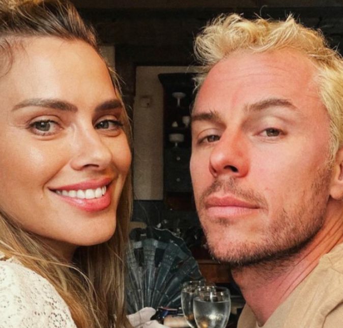 Carolina Dieckmann celebrou nas redes os seus 19 anos de união ao lado de Tiago Worcman. A atriz que está no auge dos seus 43 anos de idade postou um clique pra lá de raro ao lado do amado e escreveu:  Post atrasado por motivo de estar vivendo. Isso foi ontem dia em que completamos DEZENOVE anos juntos. Sim, 19 anos ou pra ficar bem impressionante: 6935 dias que pra mim parece número de uma vida. Não vou dizer foi fácil, mas foi escolhido; A gente se escolhe todo santo dia. Não posso dizer que foi difícil porque não saberia o que fazer sem você. Só posso dizer que é AMOR desses que te fazem dançar nas estrelas, se sentir mais vivo que tudo, achar a vida mais bonita quando você está perto e necessária justo porque você está aqui. Te amo, nam.Dezenove anos and counting…