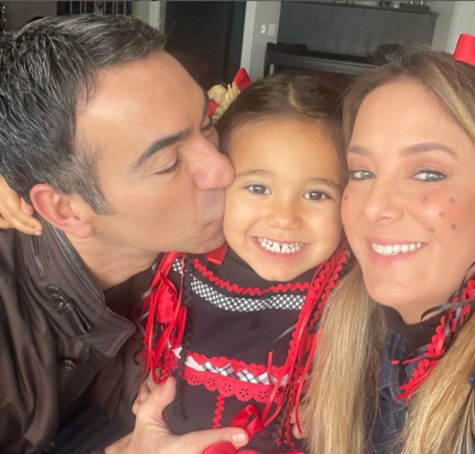 Em junho de 2022 a apresentadora compartilhou em suas redes sociais alguns momentos da primeira festinha junina de sua filha caçula, Manuella. Entre fotos ao lado das avós e irmã, Manu posou recebendo um beijinho do papai coruja e coladinha no rosto da mamãe. O mais legal de tudo não foi só apenas Manuella que foi vestida a caráter para a festinha, mas Ticiane Pinheiro também!