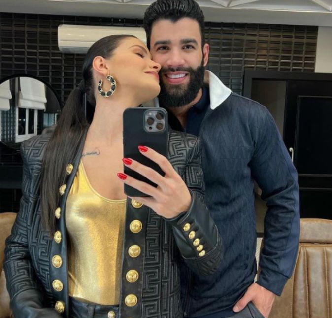 O cantor foi até as redes sociais atualizar os fãs com uma foto ao lado de Suita para comemorar um pouco atrasado o Dia dos Namorados de 2022. A bonitona apareceu usando um body dourado, jaqueta preta e calça jeans dando um cheirinho na barba de Gusttavo. Já o cantor apareceu de camisa jeans, calça e sorridente na frente do espelho. Na legenda, o sertanejo escreveu: Dia dos Namorados atrasado com minha gata… hoje tem BB [bebê], Andressa Suita. Como Gusttavo Lima não usou vírgula, os fãs ficaram enlouquecidos achando que eles iriam fazer uma criança e pediram para que viesse agora uma menina - já que são pai de Gabriel de quatro anos de idade e Samuel de três anos de idade.