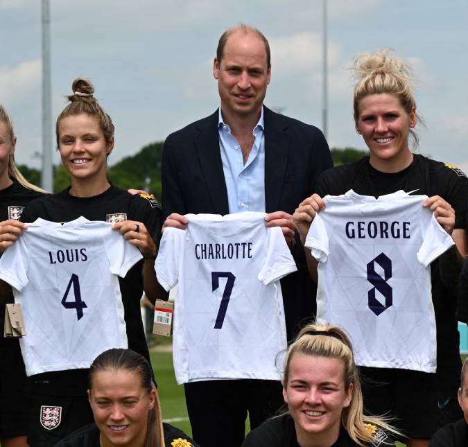 Príncipe William recebe camisetas da seleção feminina de futebol da Inglaterra para os filhos; veja!