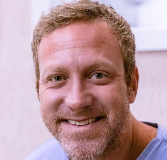 Terapeuta de Sérgio Hondjakoff afirma que ele está evoluindo na reabilitação O ator, conhecido por ser o Cabeção em Malhação, está fazendo tratamento para dependência química