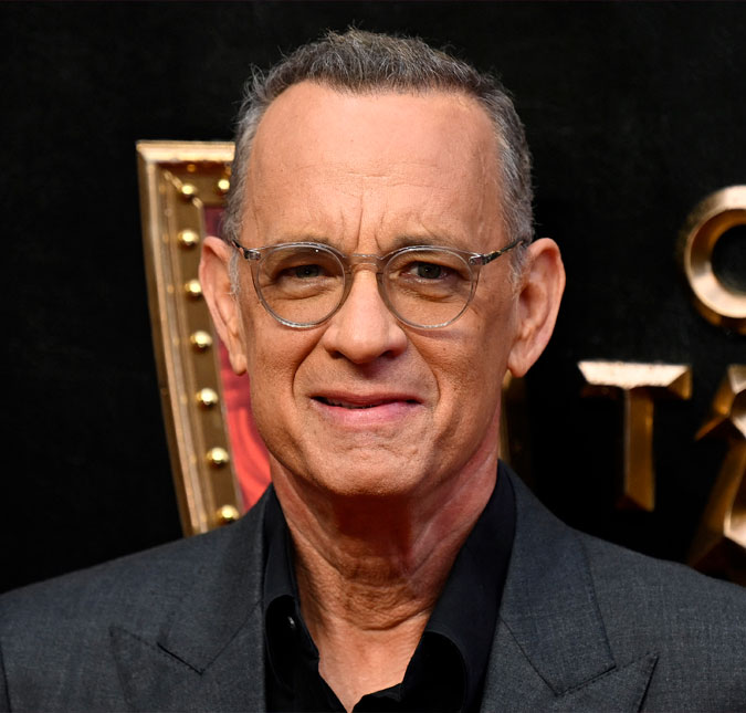 Tom Hanks gera preocupação nos fãs após apresentar forte tremor nas mãos em evento