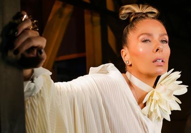Adriane Galisteu mostra perrengue durante programa ao vivo do <i>Power Couple Brasil</i>: <i>Prendi meu salto no chão</i>