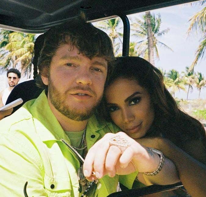 O casal surgiu juntinho nas redes sociais da cantora