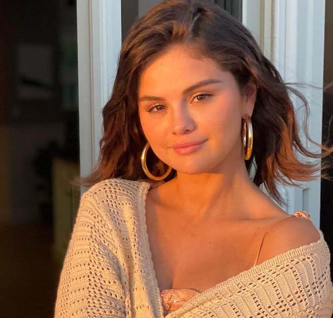 Selena Gomez fala sobre capa de álbum sexualizada: <i>Fiquei muito envergonhada depois que fiz</i>