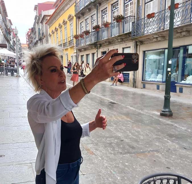 A apresentadora também visitou a embaixada do Brasil no país europeu