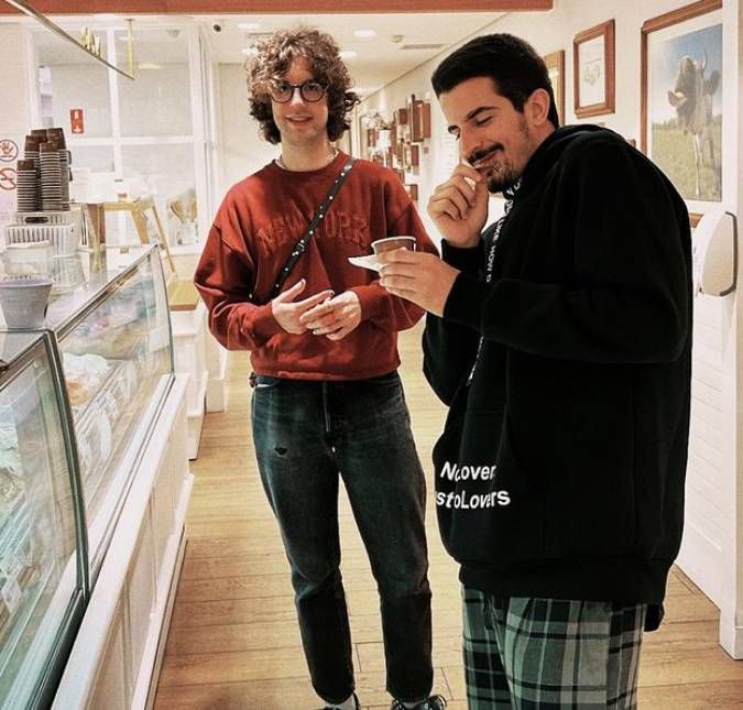 O clique era uma foto antiga da dupla
