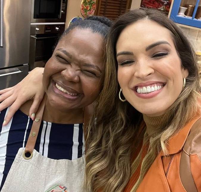 Apresentadora do <I>É de Casa</i> pede desculpas ao vivo após comentário racista