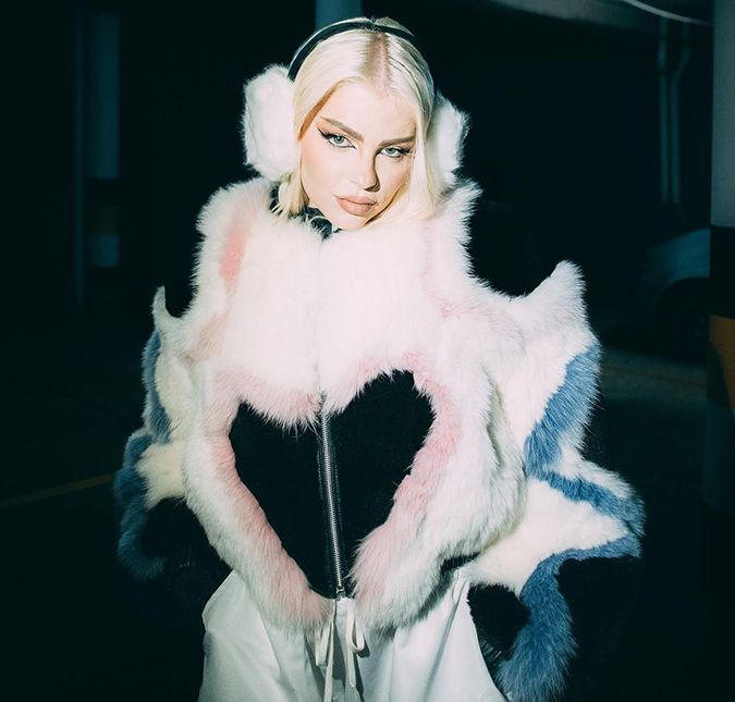 A cantora convidou o influenciador Ivan Baron para acompanhá la no evento