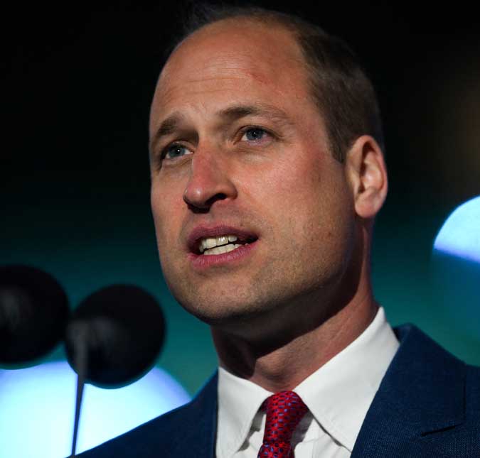 Amigos do príncipe William afirmam que ele alterna entre raiva e tristeza por Harry ter saído da realeza, afirma site