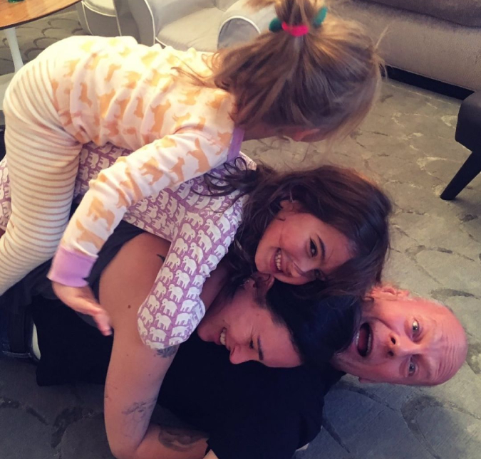 Bruce Willis recebe homenagens de Dia dos Pais de sua família
