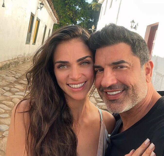 O casal assumiu o affair ao postar fotos de mãos dadas nas redes sociais