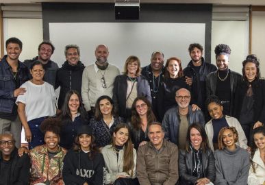 Jade Picon posa ao lado do elenco de <i>Travessia</i>, nova novela da <i>Globo</i>