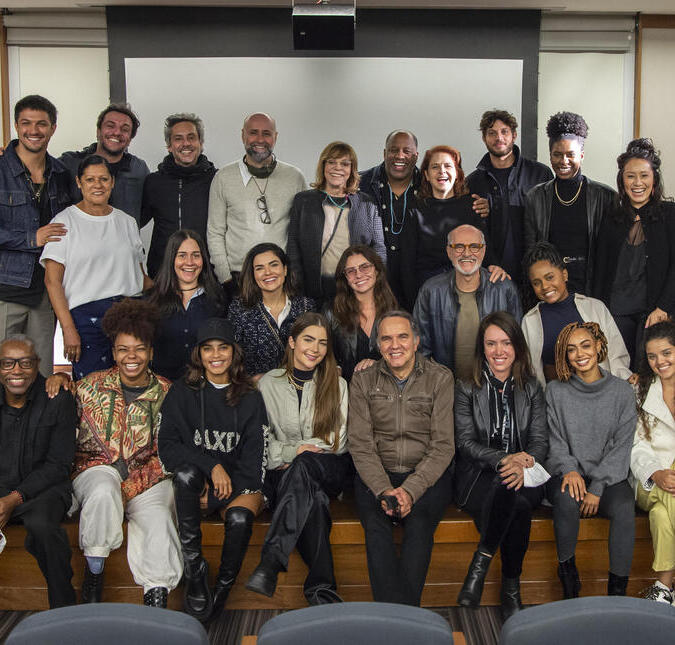 Jade Picon posa ao lado do elenco de <i>Travessia</i>, nova novela da <i>Globo</i>
