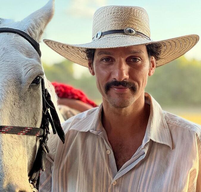 Guito se despede de Tibério de <I>Pantanal</i> e tira o bigode