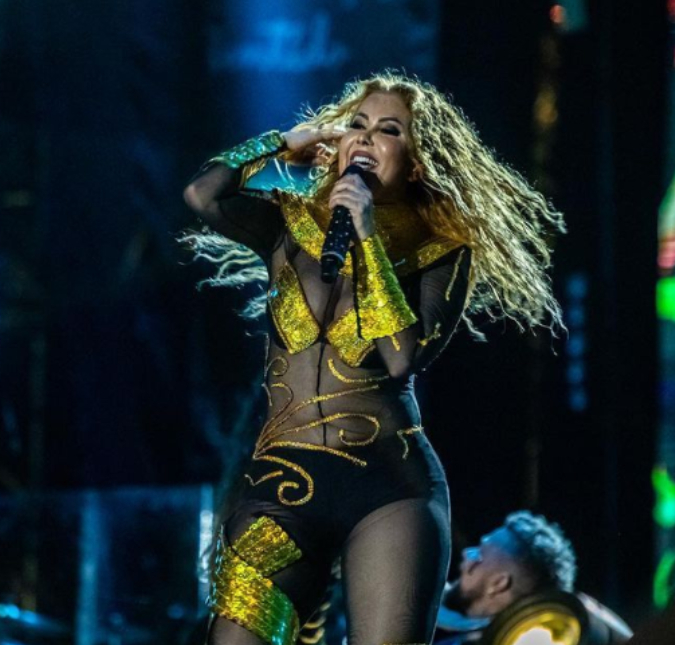 Joelma cai durante apresentação e dá gargalhada