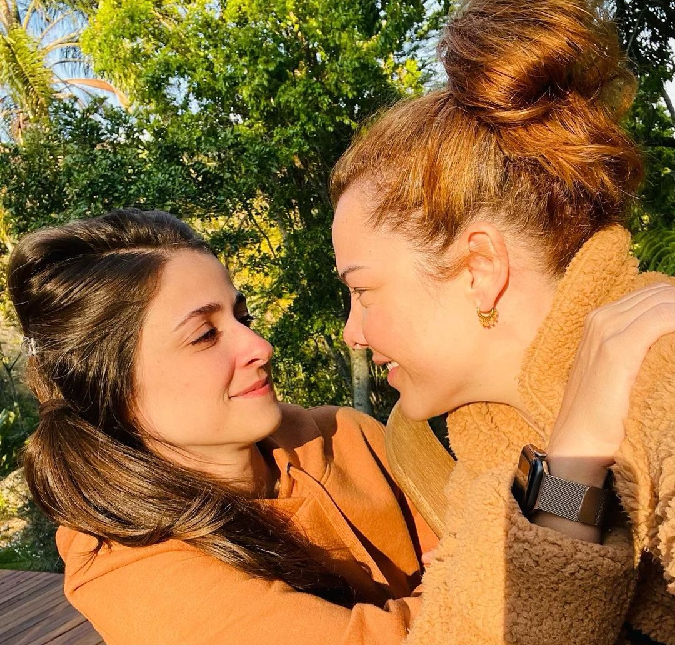Fernanda Souza faz rara aparição com a namorada, veja!