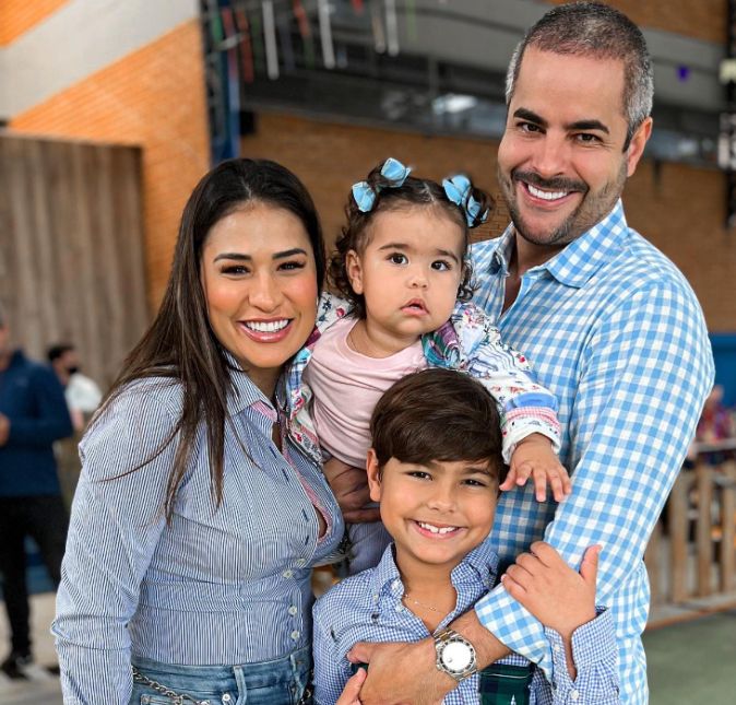 Em entrevista ao ESTRELANDO, Kaká Diniz acabou revelando que não tinha nenhum conflito entre as irmãs e que as pessoas simplesmente criam isso. Mas pela entrevista de Simaria para Léo Dias não foi bem isso que ficou claro, né!?