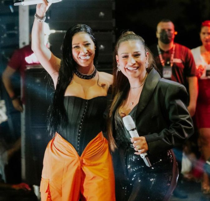Preparados para mais confusão? Pois bem, Simone e Simaria mostraram mais motivos de desavenças depois de Simone se apresentar praticamente sozinha durante um show. A cantora revelou no palco que sua irmã não tinha acordado muito bem e logo em seguida Simaria subiu no palco quase uma hora e meia atrasada, e ainda pediu para Simone não encerrar a apresentação. E isso, claro, gerou um super climão entre elas, mas Simone fez que nada tinha acontecido e agradeceu os fãs nas redes sociais.