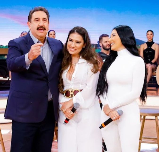 Tudo começou quando o Metrópoles divulgou em maio um áudio vazado da irmãs discutindo durante o Programa do Ratinho. Neste áudio, Simone sugere que Simaria não cante porque ela estaria rouca: Pra desafinar, é melhor não fazer porque você tá rouca. Eu estou poupando a sua voz, é um cuidado. Depois disso as duas simplesmente quebraram o pau durante o programa. Simone demonstrou um certo deboche de sua dupla e a desafiou a cantar mesmo assim. A briga entre as duas ganhou uma enorme proporção nas redes sociais e os fãs decidiram o lado que estariam defendendo.
