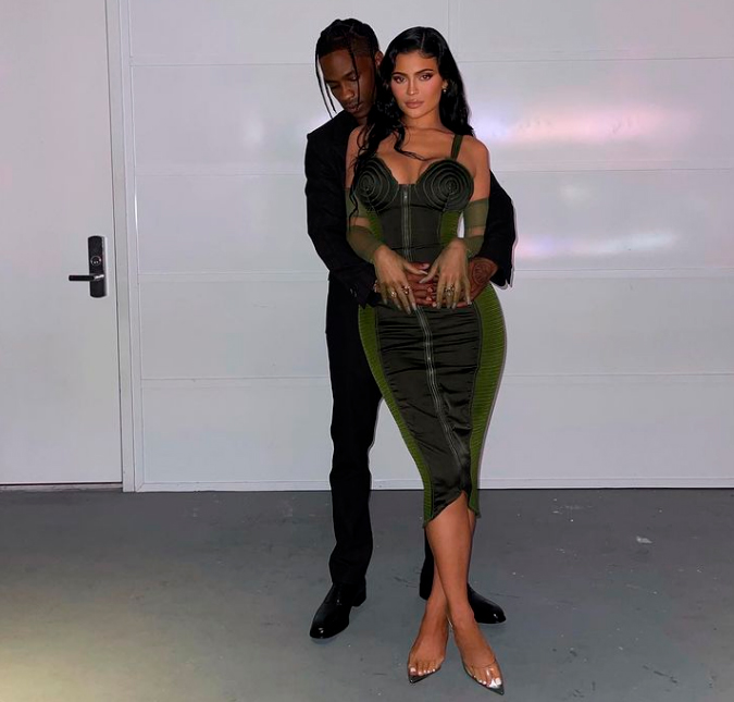 Kylie Jenner compartilha momento raro de intimidade de Travis Scott e os filhos