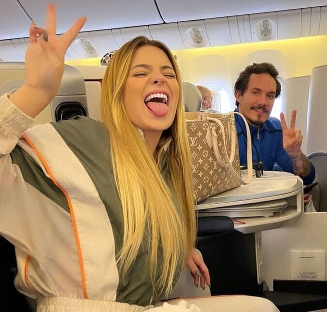 Nas redes sociais, a influenciadora mostrou o momento em que saiu correndo no aeroporto
