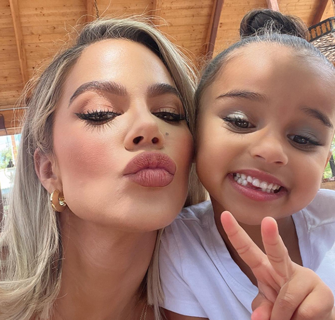 Em meio a boatos de novo namoro, Khloé Kardashian deseja paz e amor em selfie com a sobrinha A empresária estaria namorando um investidor após término com Tristan Thompson