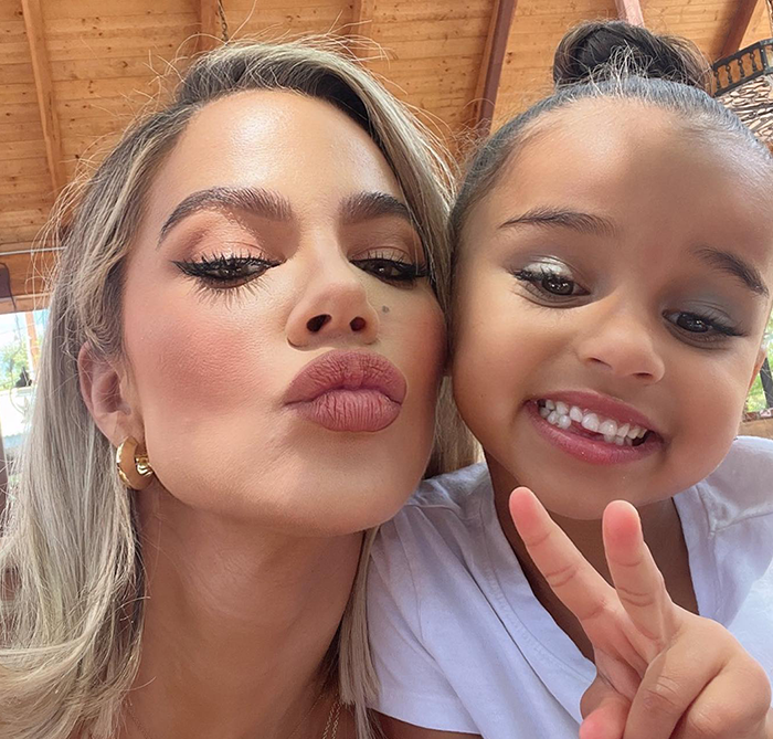 Em meio a boatos de novo namoro, Khloé Kardashian deseja <I>paz e amor</i> em <I>selfie</i> com a sobrinha