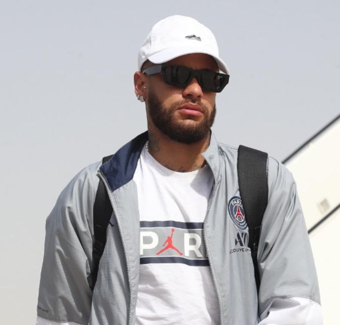 O jogador está com Rafaella Santos e Bruna Biancardi indo para São Paulo