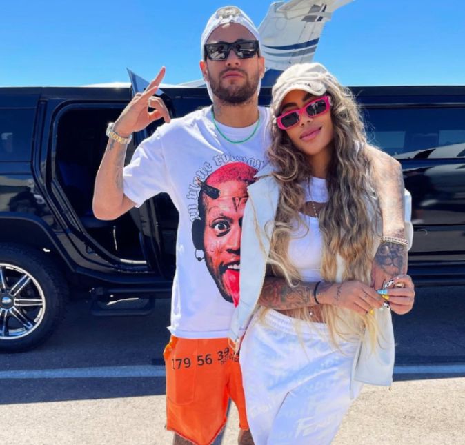 Você provavelmente acompanha a vida agitada de Neymar Jr. nas redes sociais, não é? Por isso, já deve saber que, sempre que o craque, nascido em 5 de fevereiro de 1992, tem um tempinho, escolhe passá-lo com a família - geralmente em programas mais simples como um almoço, uma tarde em casa, um filminho na televisão... Recentemente, por exemplo, o jogador de futebol posou ao lado de sua irmã, Rafaella, prestes a embarcar para o Brasil. Neymar Jr. está de férias da temporada de futebol na Europa e já passeou por Miami onde jogou pôquer e agora vem para o Brasil ver a família. O astro posou de camiseta branca, bermuda laranja e boné. Já Rafaella estava all white. Que lindos! No fundo da imagem dava para ver a asa do avião e um belíssimo carrão preto. A seguir, veja outros momentos de Neymar em família! Você provavelmente acompanha a vida agitada de Neymar Jr. nas redes sociais, não é? Por isso, já deve saber que, sempre que o craque, nascido em 5 de fevereiro de 1992, tem um tempinho, escolhe passá-lo com a família - geralmente em programas mais simples como um almoço, uma tarde em casa, um filminho na televisão... Recentemente, por exemplo, o jogador de futebol posou ao lado de sua irmã, Rafaella, prestes a embarcar para o Brasil. Neymar Jr. está de férias da temporada de futebol na Europa e já passeou por Miami onde jogou pôquer e agora vem para o Brasil ver a família. O astro posou de camiseta branca, bermuda laranja e boné. Já Rafaella estava all white. Que lindos! No fundo da imagem dava para ver a asa do avião e um belíssimo carrão preto. A seguir, veja outros momentos de Neymar em família!