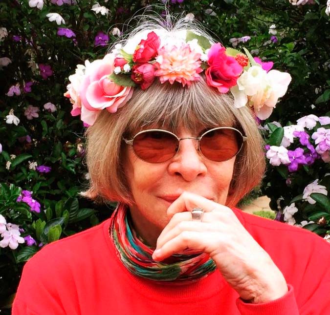 Um ano após diagnóstico de câncer, Rita Lee aparece com os cabelos curtinhos