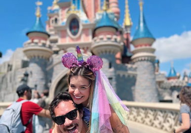 Na França, Viih Tube e Eliezer fazem paradinha na <I>Disneyland</i>