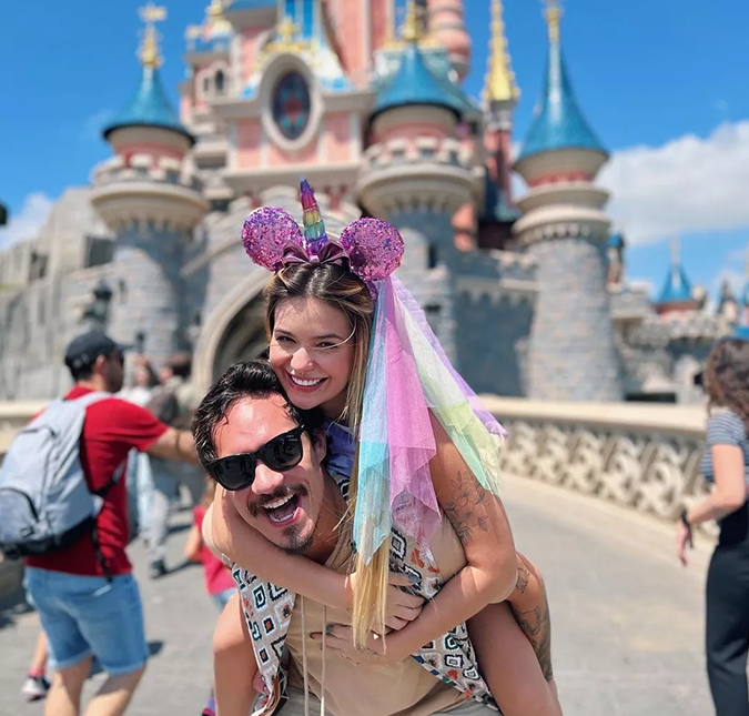 Na França, Viih Tube e Eliezer fazem paradinha na <I>Disneyland</i>