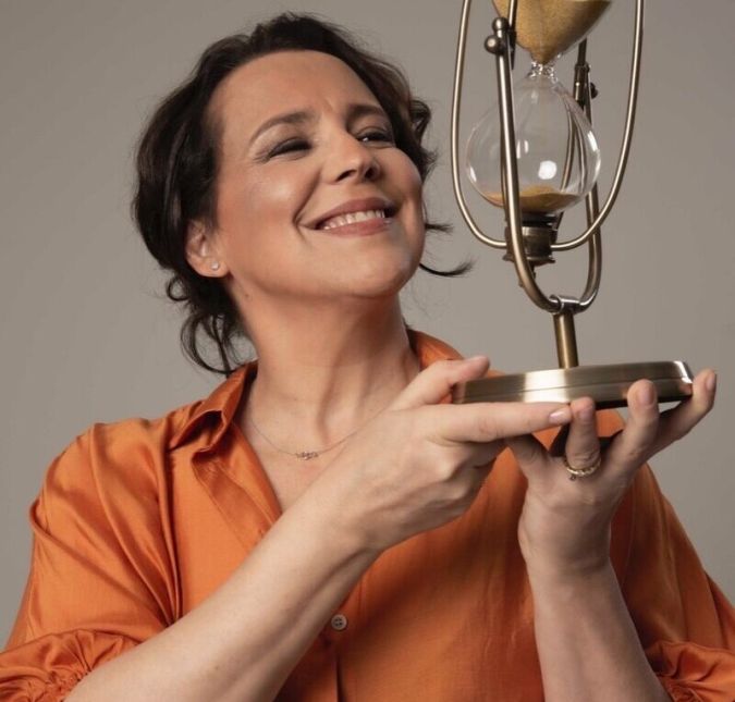 Ana Beatriz Nogueira também convive com esclerose, mas uma forma mais branda da doença. O diagnostico foi feito em 2009, e até hoje a atriz convive com os sintomas enquanto mantém sua vida pessoal e profissional. Ana Beatriz Nogueira também convive com esclerose, mas uma forma mais branda da doença. O diagnostico foi feito em 2009, e até hoje a atriz convive com os sintomas enquanto mantém sua vida pessoal e profissional.