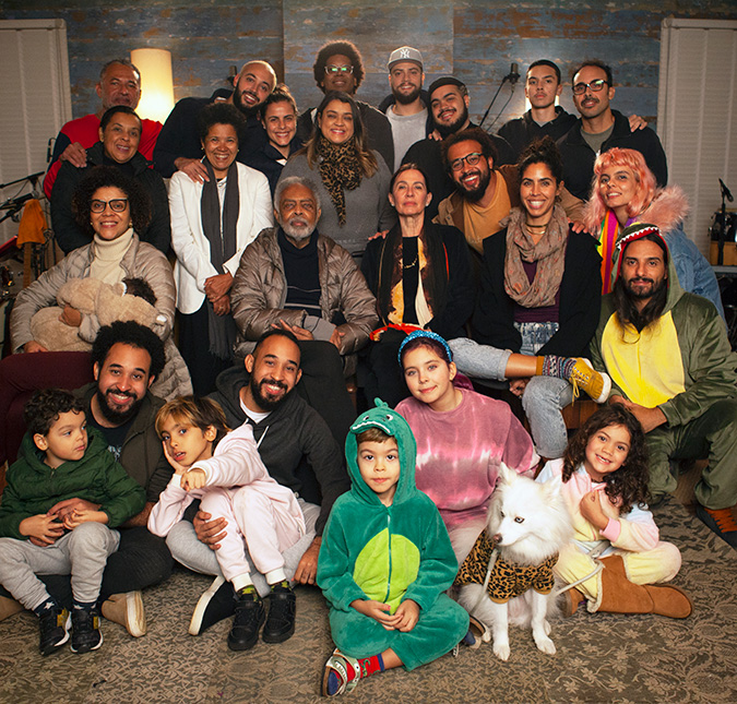Nova série <i>Em Casa com os Gil</i> traz um <i>reality</i> diferenciado com muita música, histórias e que mostra a intimidade da família Gil