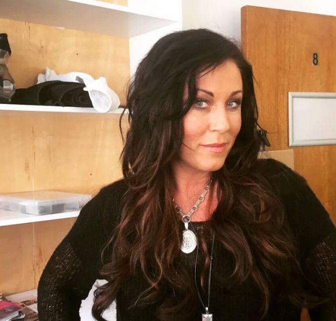 Jessie Wallace que está com os seus 50 anos de idade arrumou uma dor de cabeça para chamar de sua. A atriz simplesmente causou durante um final de semana na Inglaterra e pode até ter o seu contrato encerrado na BBC por causa da confusão. Pois é, segundo o Daily Mail e o The Sun, a artista apareceu completamente descontrolada e lançando ofensas a policias que até a algemaram. Não satisfeita, ela conseguiu convencer um policial de soltá-la, e mesmo assim continuou xingando os oficiais. Segundo as publicações, ela foi novamente algemada, mas acabou dando uma joelhada nas partes íntimas de um dos policias durante o procedimento e depois teria sido presa. Vixe!