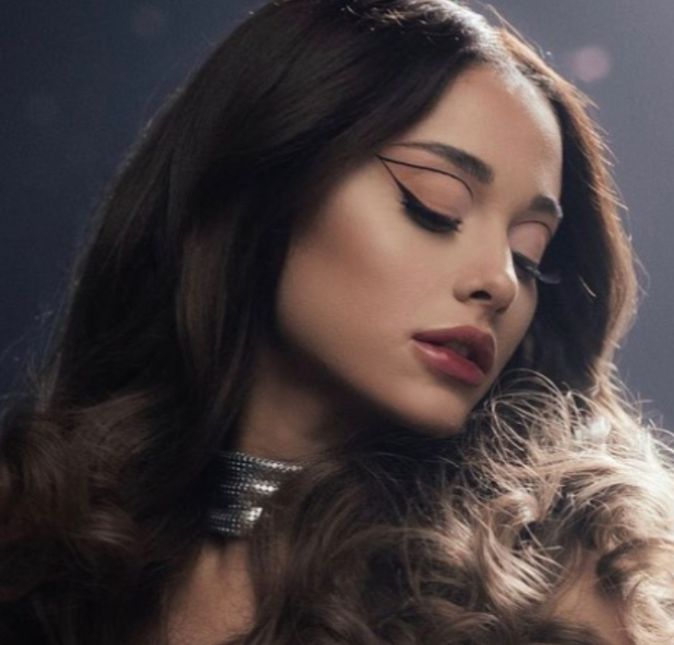 Já com o cabelão escuro, Ariana já usou os fios mais volumosos também que vamos combinar que ficaram lindos nela. Já com o cabelão escuro, Ariana já usou os fios mais volumosos também que vamos combinar que ficaram lindos nela.