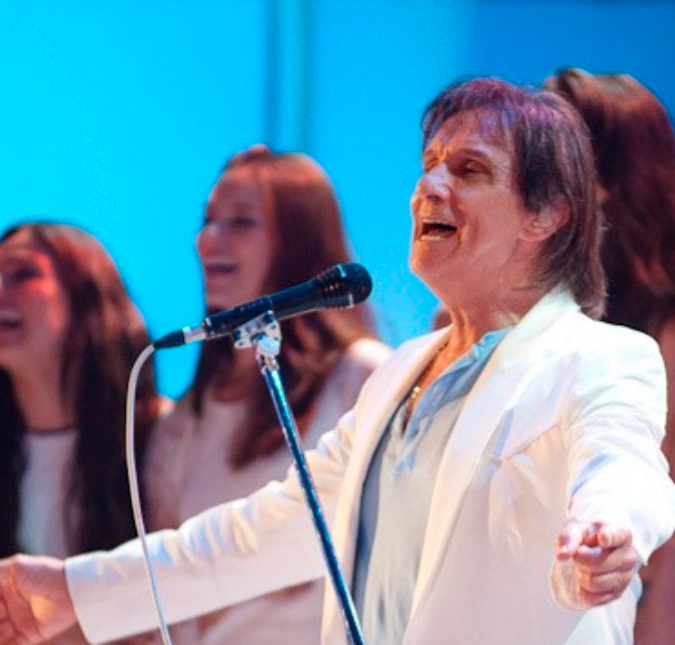 Roberto Carlos segue positivo para a Covid-19 e adia outros <i>shows</i>