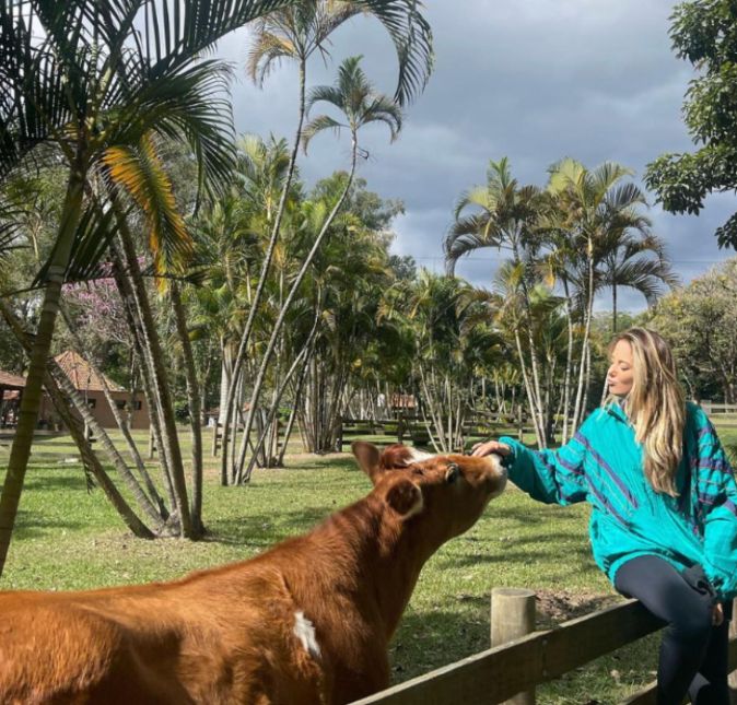 Logo no começo das férias, em Taubaté, Ticiane Pinheiro posou em um hotel fazenda abraçando e fazendo carinho nos bichinhos que tinham por lá. Que fofa!