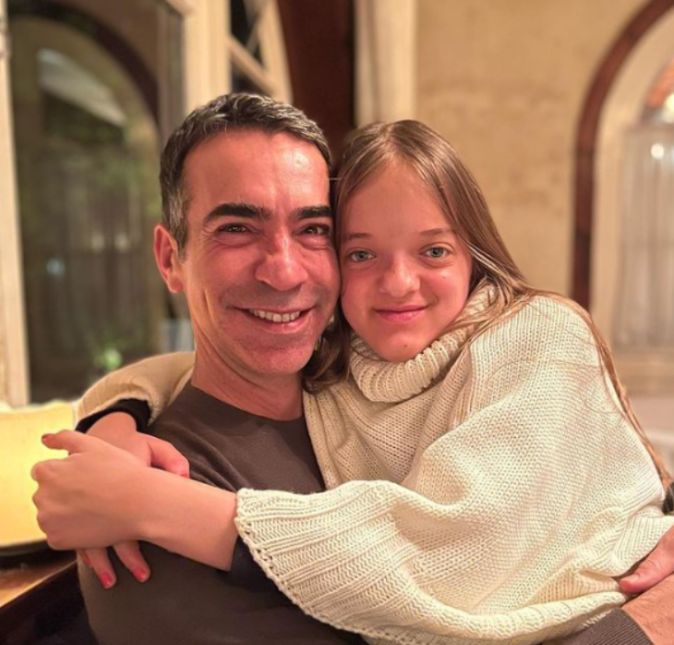 Durante um dos jantares em família em Campos de Jordão, César Tralli posou completamente sorridente segurando Rafa Justos no colo. E parece que o frio realmente está pegando por lá, né!?