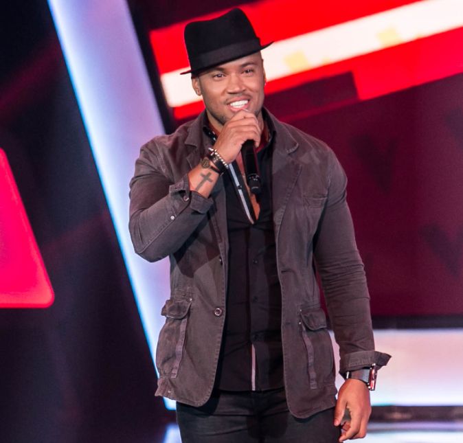 Alexandre Mussi Pereira que é conhecido como Xanndy e por ter participado do The Voice Brasil acabou sendo preso nos Estados Unidos aos 41 anos de idade. Pois é, o cantor teria sido detido após uma acusação que sofreu de violência doméstica e teve uma fiança estipulada de sete mil e 700 reais, mas não pagou e continua detido em Fort Lauderdale, na Flórida. A confusão aconteceu no restaurante Barracuda Seafood and Grill que vende comida brasileira e que a dona do restaurante é a atual companheira do artista. Logo depois do desentendimento, o estabelecimento classificou como caso isolado, que vai manter o funcionamento normal e que repudia qualquer tipo de violência. A seguir, veja outros famosos que têm ficha na polícia!