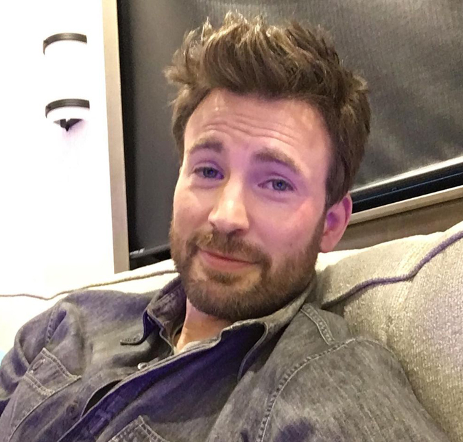 Chris Evans se despede de celular antigo e viraliza na <i>web</i>: <i>Pobre fica querendo trocar todo ano</i>