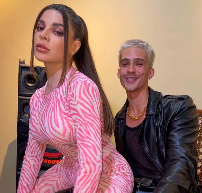 O que se faz no dark room, fica no dark room! Em entrevista ao podcast PodDelas, Gkay revelou que ficou com o ator durante a Farofa, que aconteceu ao longo de três dias em um hotel de Fortaleza. Teve um momento em que arrastei o João para o dark room e botei um segurança na porta, vigiando para ninguém entrar. Mas ficamos apenas nos beijos e nos amassos, não transamos lá dentro, entregou.