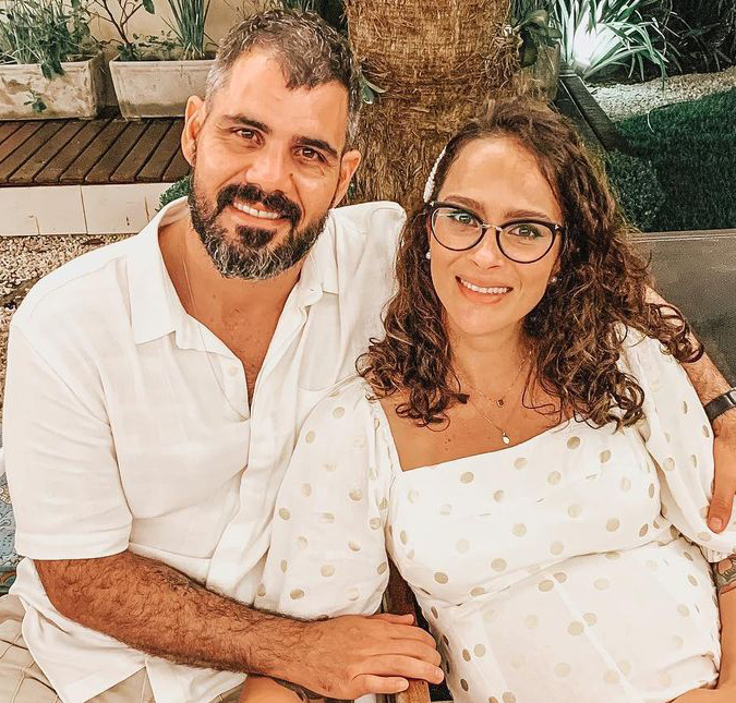 Esposa de Juliano Cazarré fala sobre a filha recém-nascida Maria Guilhermina: <i>Tem sido uma lutadora</i>
