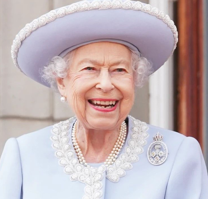 Aos 96 anos de idade, Rainha Elizabeth II contraria orientações médicas e volta a cavalgar