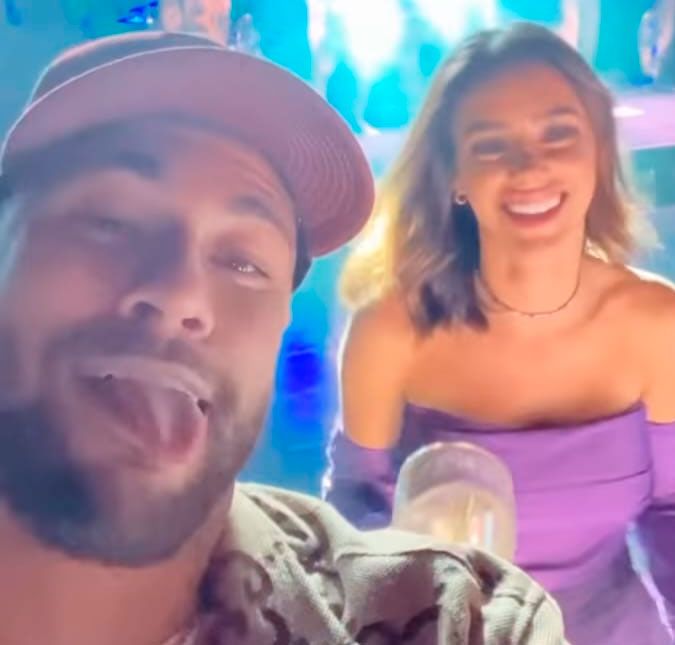 O jogador de futebol compartilhou registros de um pagode em sua mansão