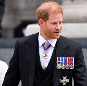 Mesmo fora da realeza, relação entre Príncipe Harry e a Rainha Elizabeth II continua sendo muito próxima, diz <i>site</i>