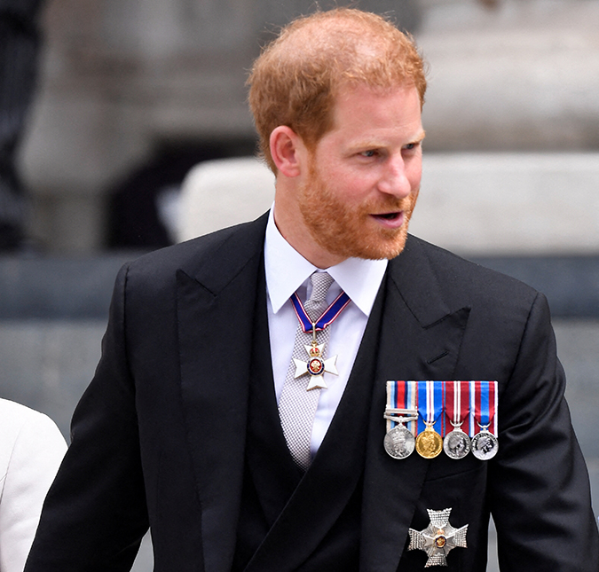 Mesmo fora da realeza, relação entre Príncipe Harry e a Rainha Elizabeth II continua sendo muito próxima, diz <i>site</i>
