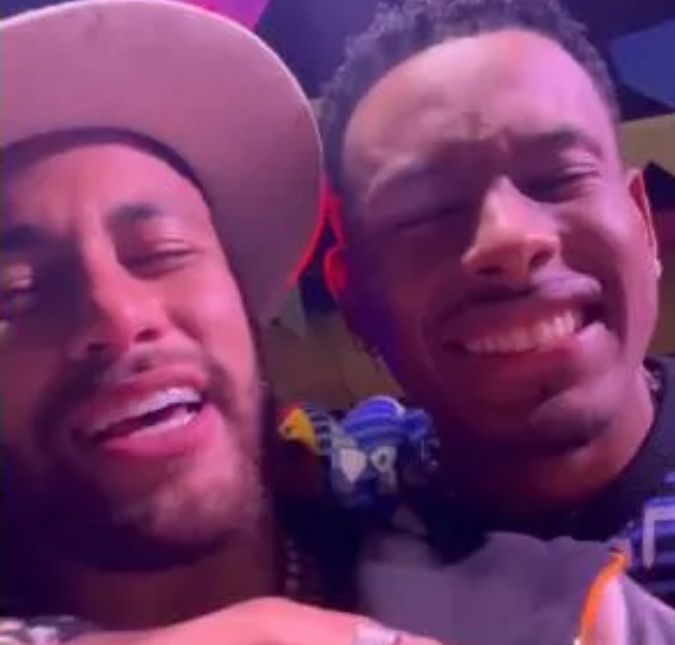 O ex BBB estava curtindo a festa junina do jogador no Rio de Janeiro